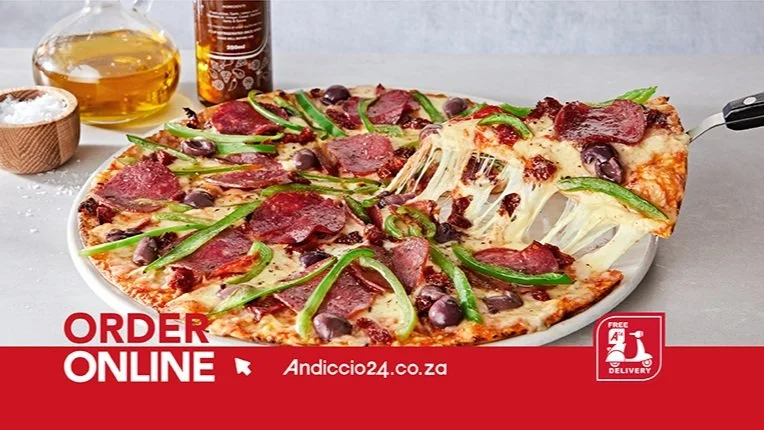 Food styling a cheesy, Salami pizza pull for Andiccio24