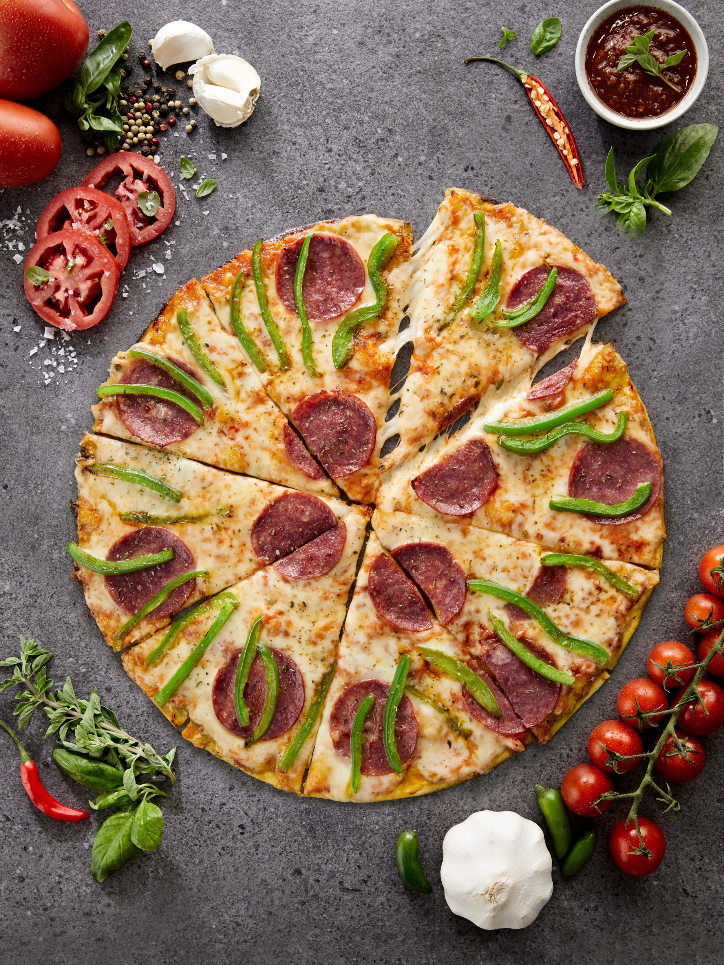 Food styling a Gluten-free Salami and Green Pepper frozen pizza for Andiccio24
